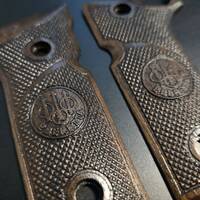 Beretta 92XI, 92GTS Walnut Grips - Classic V3 Medallion Dark / Hand-painted