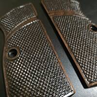 Browning Hi-Power Walnut Grips - Classic V3 Dark / Hand-painted