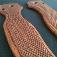 Spyderco Shaman walnut handle scales - Classic V2 / hand-painted