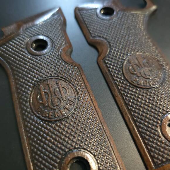 Beretta 92XI, 92GTS Walnut Grips - Classic V2 Medallion Dark / Hand-painted