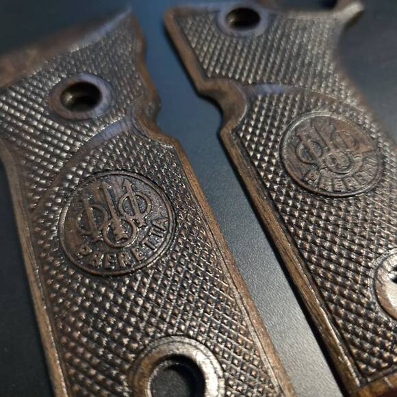 Beretta 92XI, 92GTS Walnut Grips - Classic V3 Medallion Dark / Hand-painted