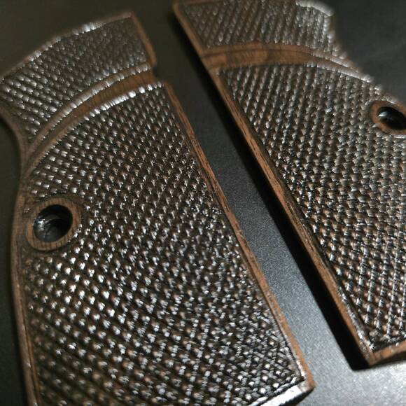 Browning Hi-Power Walnut Grips - Classic V3 Dark / Hand-painted