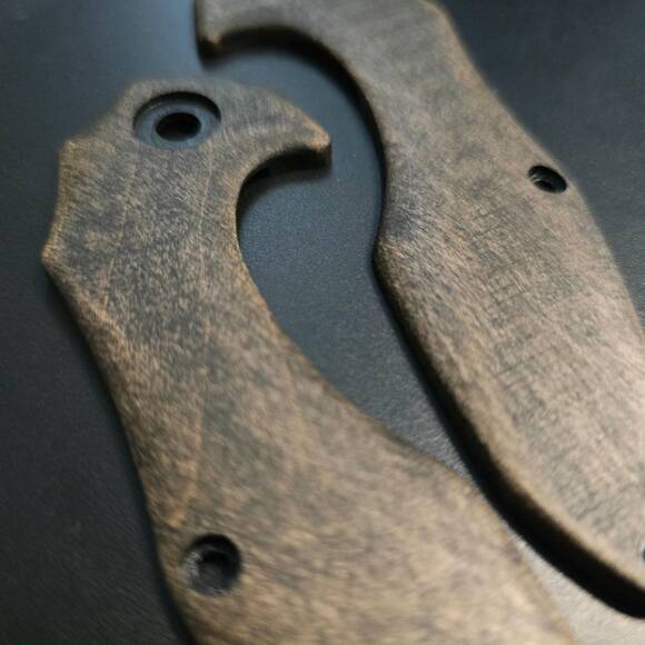 Kizer Minitherium maple handle scales - Traditional (3169) / hand-painted