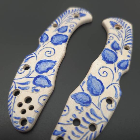 Spyderco Delica 4, Lil' Matriarch maple handle scales - Gzhel / hand-painted