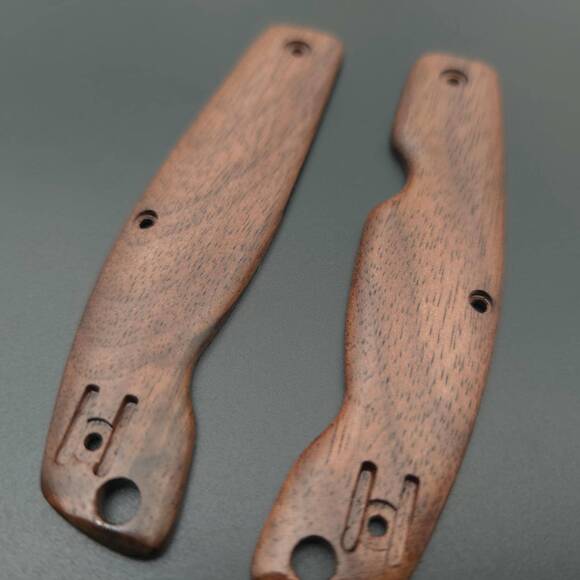Spyderco Pattadese walnut handle scales - Traditional / hand-painted