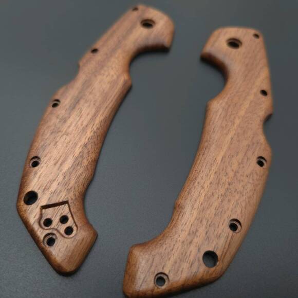Cold Steel Voyager Large walnut handle scales - Traditional / hand-painted