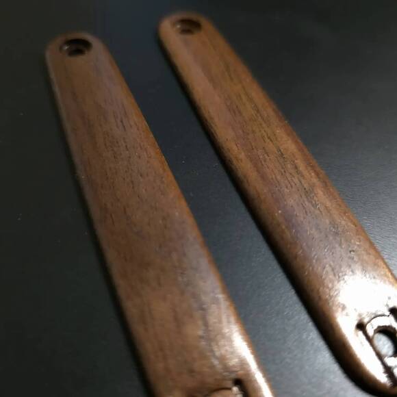 CIVIVI Crit walnut handle scales - Traditional / hand-painted