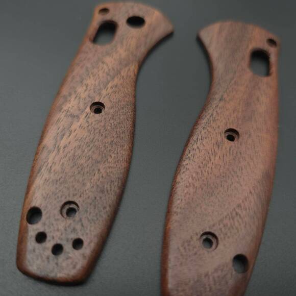 Benchmade Mini Barrage 585-02 walnut handle scales - Traditional / hand-painted