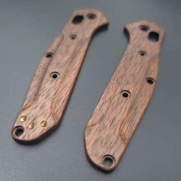 Benchmade Mini Osborne 945 walnut handle scales - Traditional / hand-painted