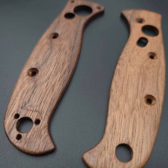 Spyderco Autonomy 2 walnut handle scales - Traditional / hand-painted