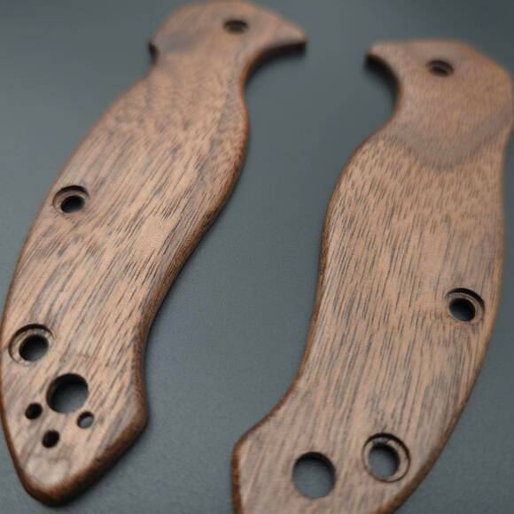 Spyderco Canis walnut handle scales - Traditional / hand-painted