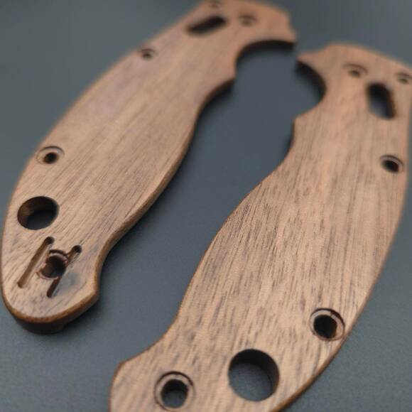 Spyderco Manix 2 Lightweight walnut handle scales - Traditional / hand-painted