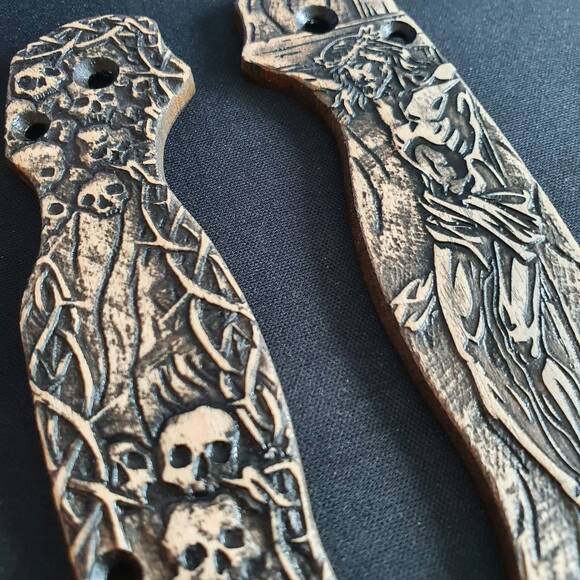 Spyderco Para Military 2 maple handle scales - Crucifixion / hand-painted