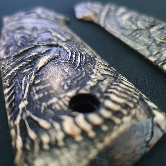 AR-15 Indian Creek Grip Adapter Grips - Alien / Hand-painted