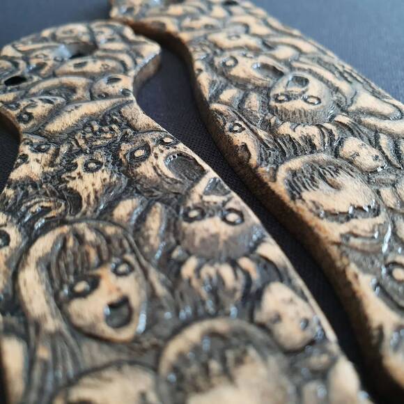Spyderco Para 3 maple handle scales - Scared Faces / hand-painted