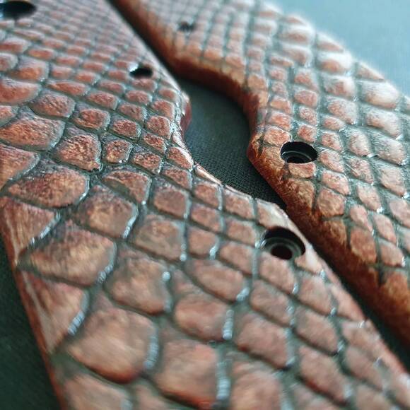 Cold Steel SR1 maple handle scales - Snake Skin Dark Cherry / hand-painted