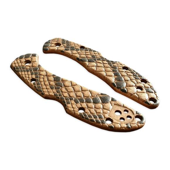 Spyderco Delica 4, Lil' Matriarch maple handle scales - Snake Skin Rattlesnake (3166) / hand-painted