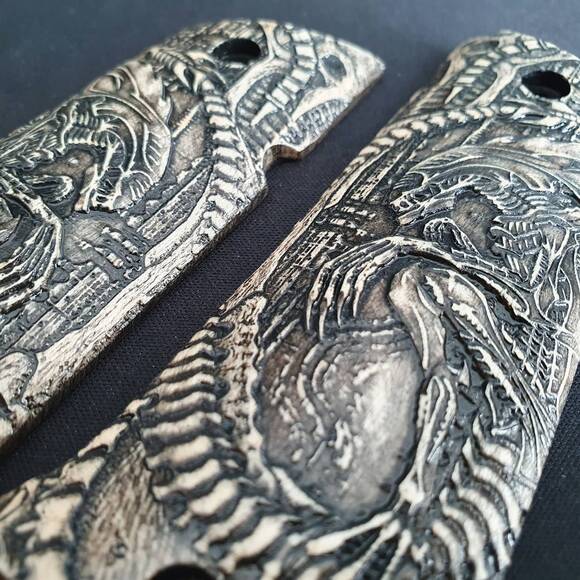 Llama 1911 Maple Grips - Alien / Hand-painted