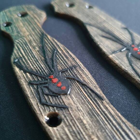 Spyderco Para Military 2 maple handle scales - Black Widow / hand-painted