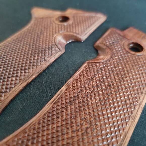 Classic V2 Walnut - Beretta 80X Cheetah Grips