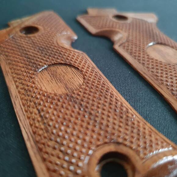 Beretta 80X Cheetah Walnut Grips - Classic V2 (15mm) / Hand-painted