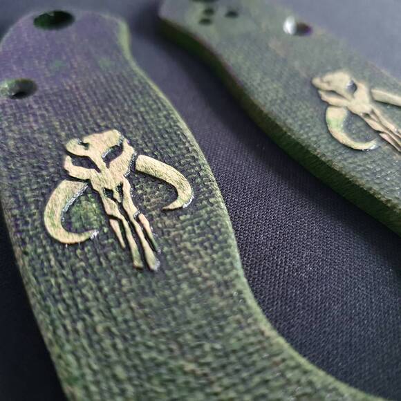 Spyderco Para 3 maple handle scales - Mythosaur Skull Green / hand-painted