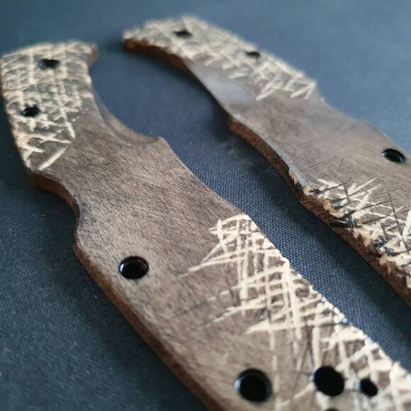 Spyderco Endura 4/Matriarch 2 maple handle scales - Scratches Dark / hand-painted