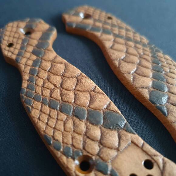 Spyderco Para 3 maple handle scales - Snake Skin Rattlesnake (3166) / hand-painted