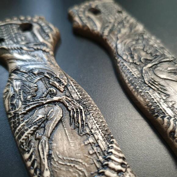 Alien - Spyderco Shaman Knife Scales by Svechnikov Knives