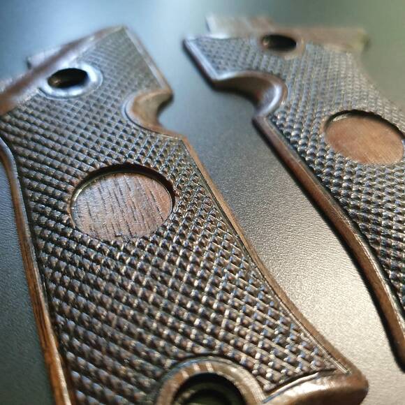 Classic V2 Walnut Dark Emblemmed (15mm) - Beretta 80X Cheetah Grips
