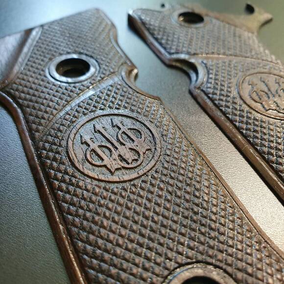 Beretta 92X Performance Walnut Grips - Classic V3 Dark / Hand-painted