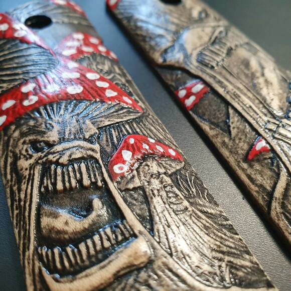 1911 Full-Size Round Butt Maple Grips - Mushrooms / Hand-painted