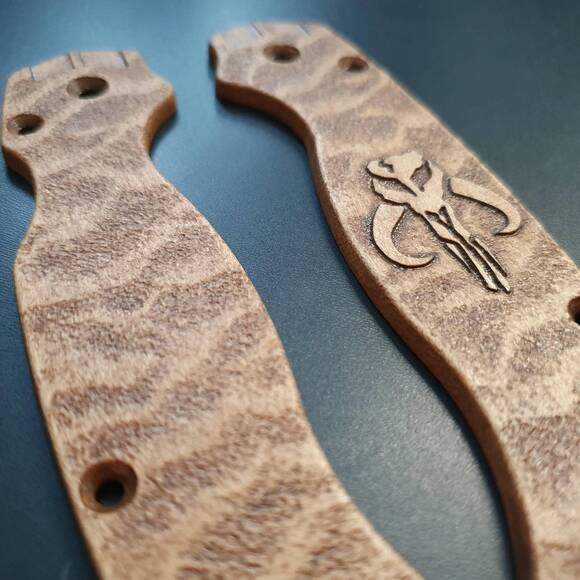 Spyderco Para Military 2 maple handle scales - Mythosaur Skull Sands (3166) / hand-painted