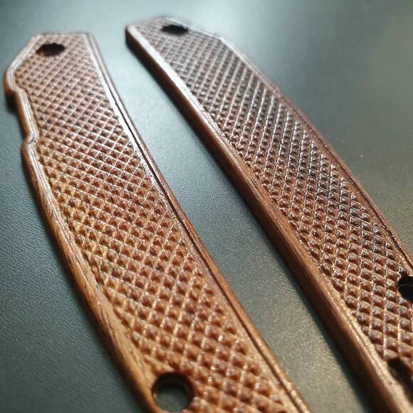 Spyderco Ikuchi walnut handle scales - Classic V2 / hand-painted