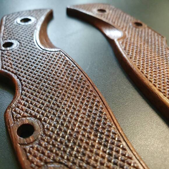 Spyderco RockJumper/LeafJumper walnut handle scales - Classic V2 / hand-painted