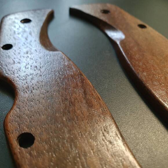 Spyderco RockJumper/LeafJumper walnut handle scales - Traditional / hand-painted