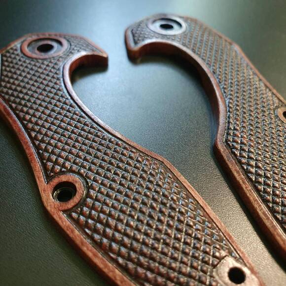 Kizer Minitherium maple handle scales - Classic V2 Dark Cherry / hand-painted