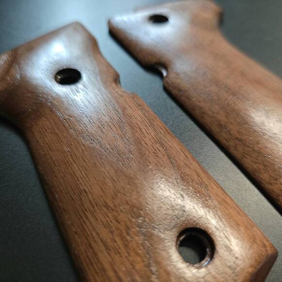 Beretta 92 Full-Size Walnut Grips - Traditional / Hand-painted