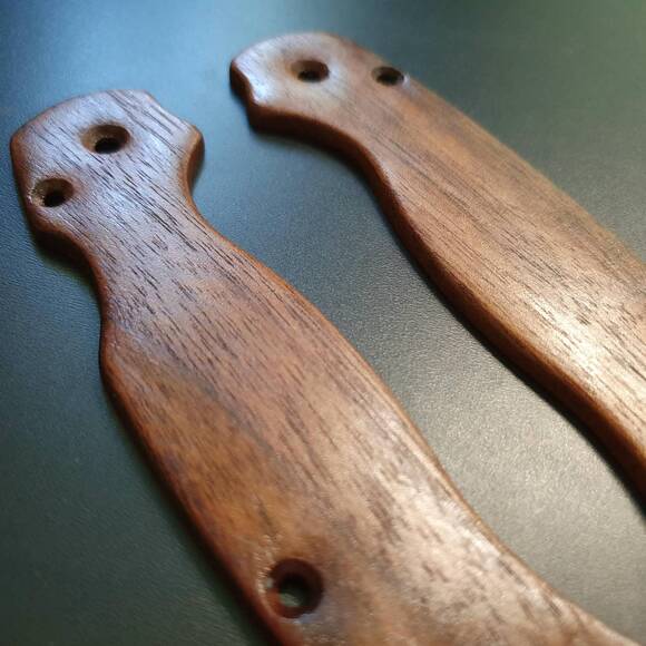 Spyderco Para Military 2 walnut handle scales - Traditional / hand-painted